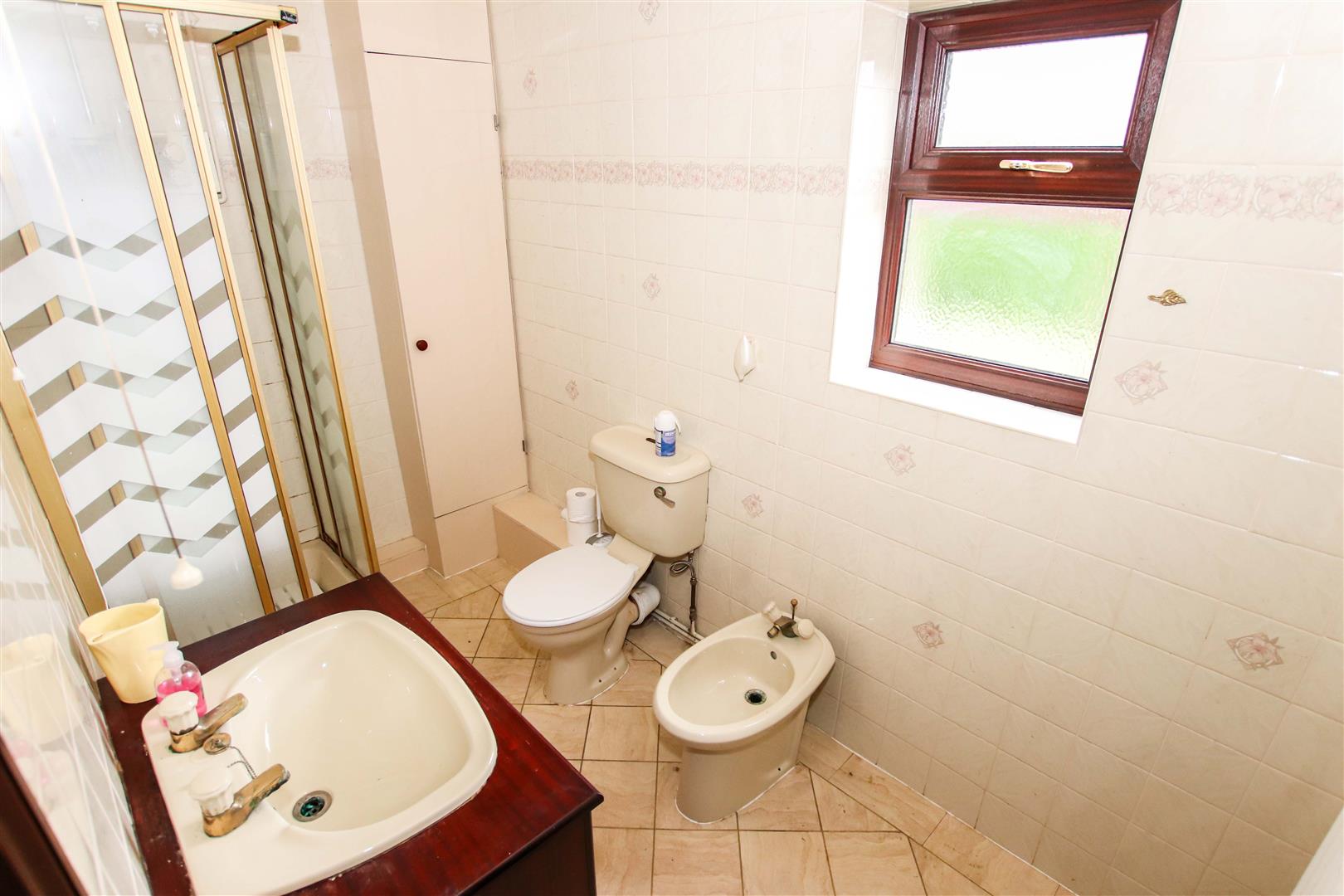 GROUND FLOOR SHOWER ROOM